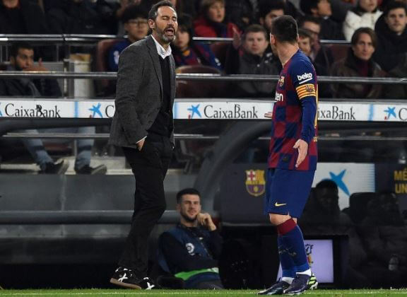 The argument of Vicente Moreno and Lionel Messi captured in picture.